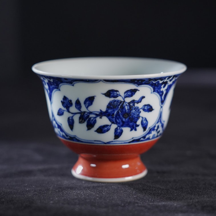 여동생의 티 테이스팅: 청화백자 선덕홍색 유약으로 칠해진 석류 그림이 그려진 경덕진 도자기 찻잔으로, '삼다원(三景)' 문양이 특징입니다. 장인의 손길이 닿은 작품이며, 용량은 90ml입니다. 3