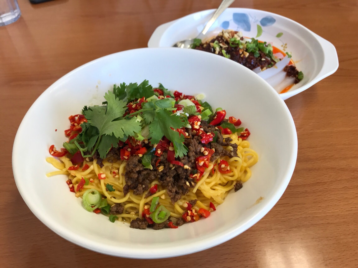 试了下凉粉和钟水饺 钟水饺和凉粉略咸 燃面和双椒牛肉面都给五星