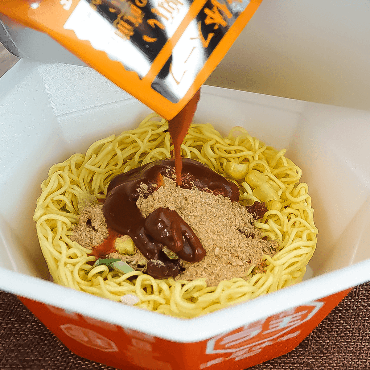 日清食品 ラ王カップ麺味噌味118g - Yami