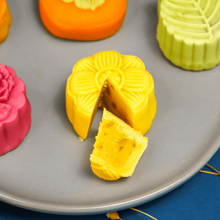 Assorted Snowy Mooncake Gift Box - 9 Pieces, 18.3oz【Flavors Including Black Tea, Cranberry, Mango Pomelo, Lava Custard】 9