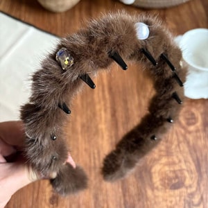 【中國直郵】 HSPM 精緻珍珠水鑽毛絨波浪髮箍女高顱頂壓髮帶齒防滑頭箍髮飾頭飾 深卡色一個