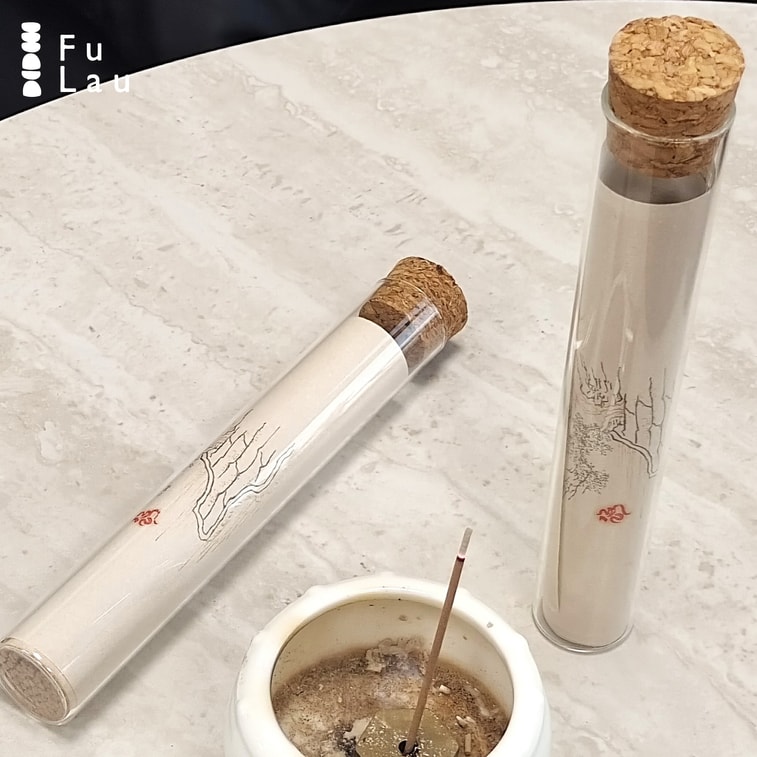FuLau【手作り新型お香 - 銀針白茶】 ほのかなお茶の香りが、心を落ち着かせ、禅のようなライフスタイルにぴったりです。海南沈香、青檀、老山白檀、天然白茶エッセンシャルオイル、そして芙蓉鎮南香（50g/約70本）を配合。 4