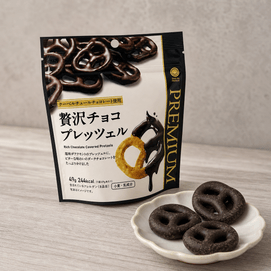 日本FAMILY MART全家 浓郁巧克力涂层碱水结 49g 【浓郁黑巧】【咸甜交织】