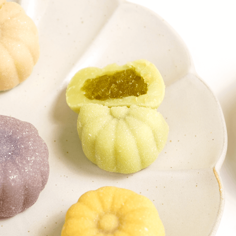 Taiwan Dreamy Moon Assorted Mooncake Gift Box - 8 Pieces, 13.5oz 6