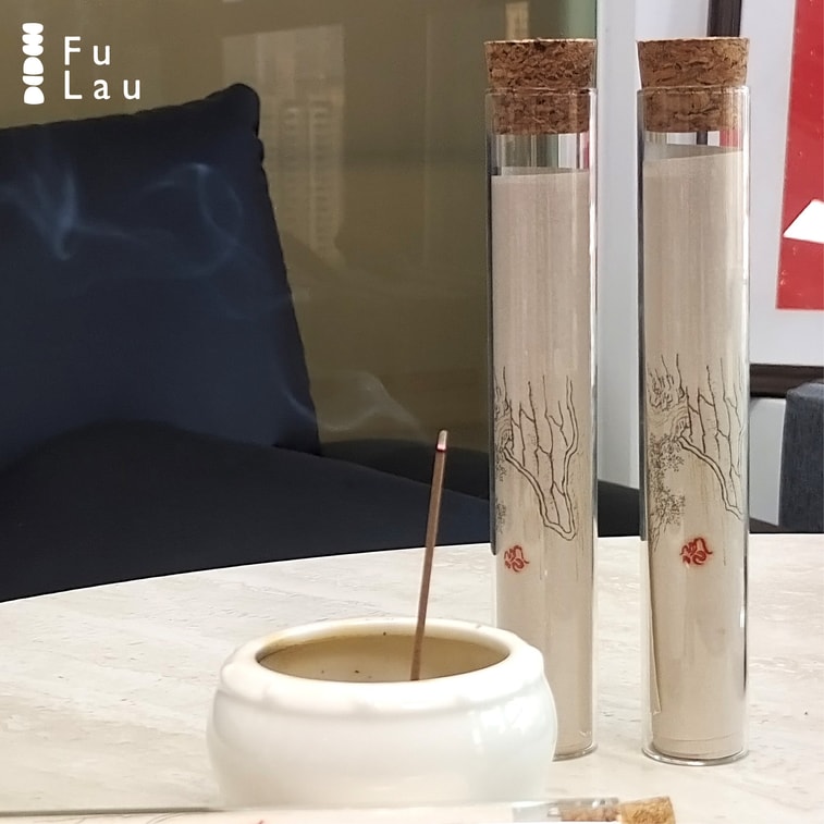 FuLau【手作り新型お香 - 銀針白茶】 ほのかなお茶の香りが、心を落ち着かせ、禅のようなライフスタイルにぴったりです。海南沈香、青檀、老山白檀、天然白茶エッセンシャルオイル、そして芙蓉鎮南香（50g/約70本）を配合。 3