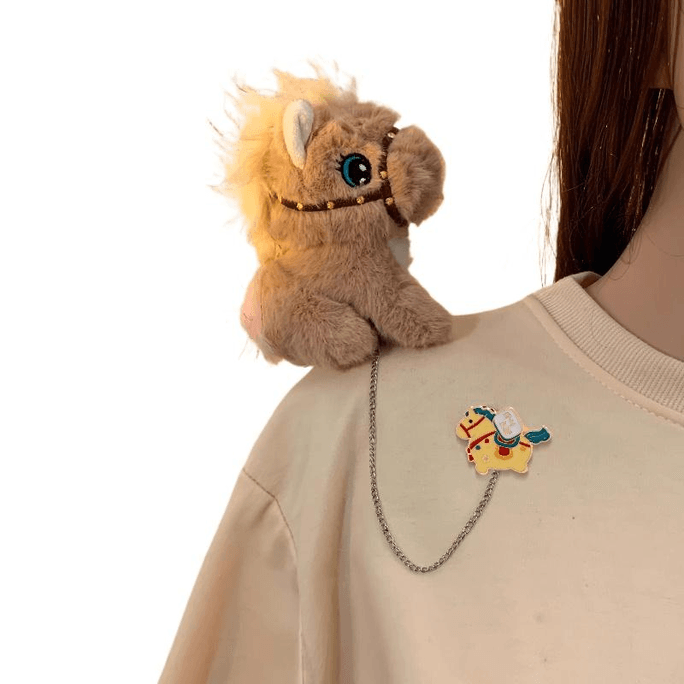 【中國直郵】 西塢 馬年卡通鏈條可愛中國風毛絨胸針衣服圍巾配件別針毛絨卡其小馬馬上發財8cm*1件