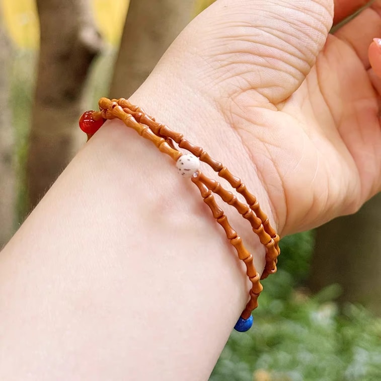 【着実に上昇中】天然オリーブの種入り竹製ブレスレット。青と赤の瑪瑙をあしらった3連マルチジェムストーンブレスレット。モダンな中国風の文化的で芸術的なアクセサリーです。このブレスレットは何度でも着用でき、アレンジも楽しめます。ギフトにも、ご自身用にも最適です。 5