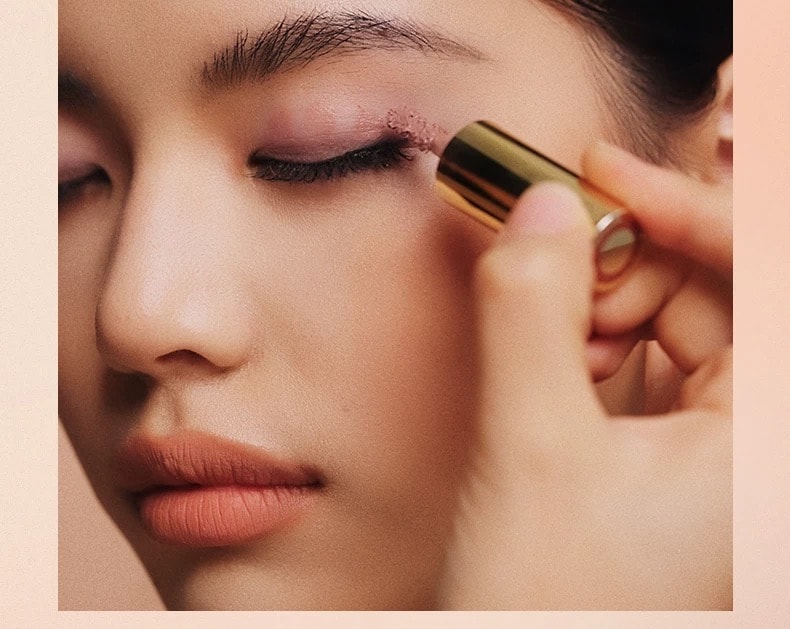 OUT OF OFFICE 断货王  气质液体眼影单色气质雾感 氛围感懒人眼影不晕妆  自然修饰眼部轮廓 温柔消肿  比萨斜塔—星落棕咖 哑光