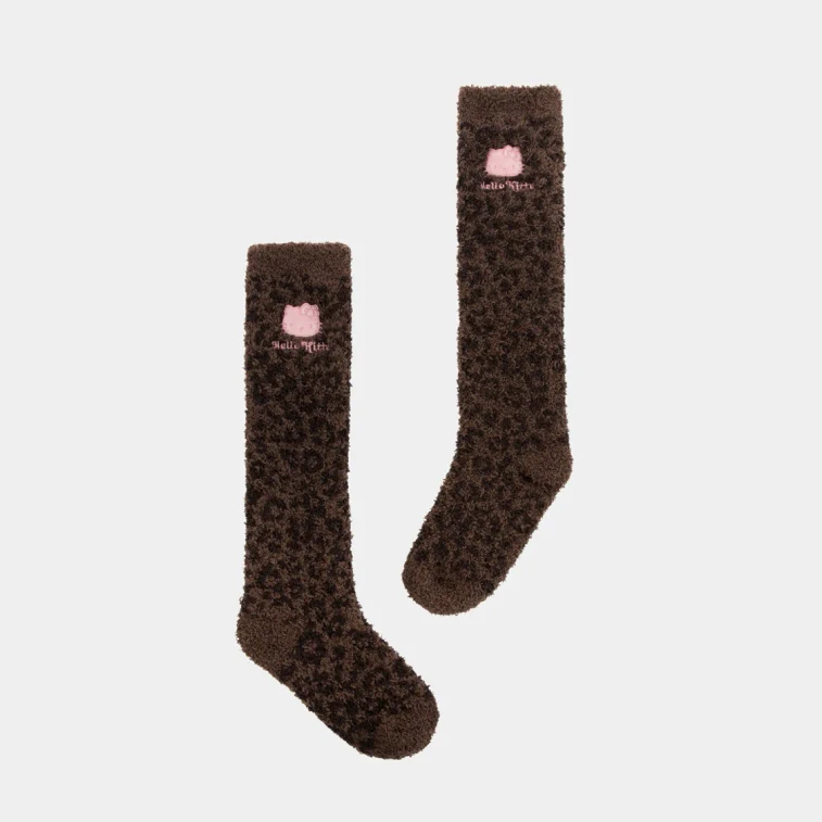 THE BEAST野獸派 家居三麗鷗毛絨堆襪 加厚保暖地板襪長筒襪 #可可豹紋+樹莓粉 2雙裝【Hello Kitty聯名限定】 5