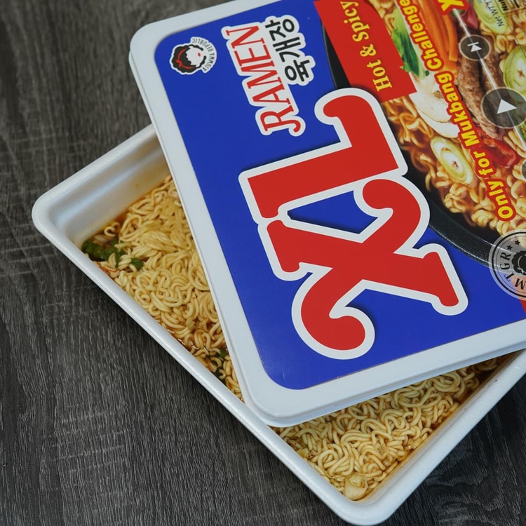 AJUMMA REPUBLIC XLラーメン - ホット＆スパイシーインスタント