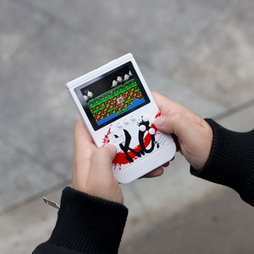 中国直邮 掌上游戏机+充电宝掌机怀旧款迷你抖音经典童年掌上红白街机 白色一件