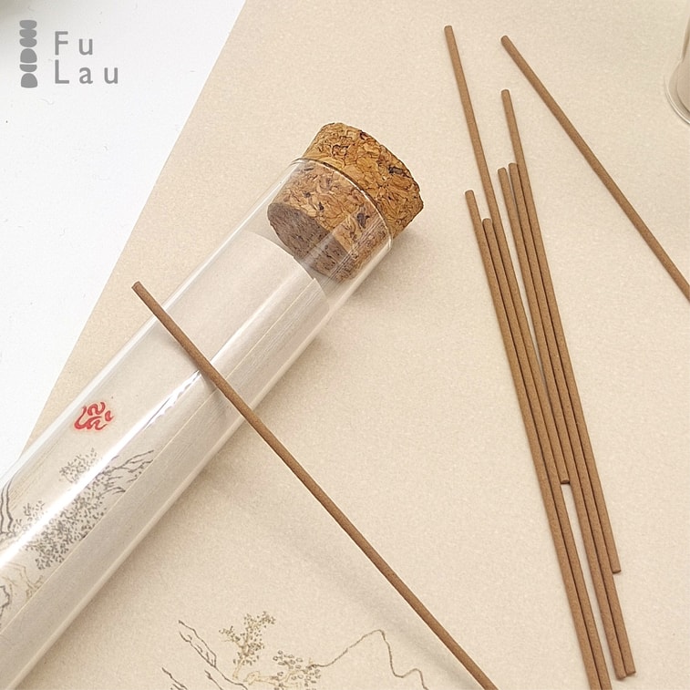 FuLau【手作り新型お香 - 銀針白茶】 ほのかなお茶の香りが、心を落ち着かせ、禅のようなライフスタイルにぴったりです。海南沈香、青檀、老山白檀、天然白茶エッセンシャルオイル、そして芙蓉鎮南香（50g/約70本）を配合。 7