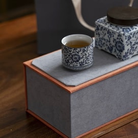 New Chinese Tea Gift Set: Blue and White Porcelain Charm [Floral Lapsang Souchong 40g]