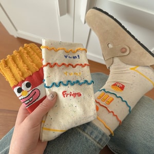 [중국 직송] HSPM 신상품 귀여운 만화 중간 튜브 코튼 양말 베이지색 감자튀김 + 줄무늬 F