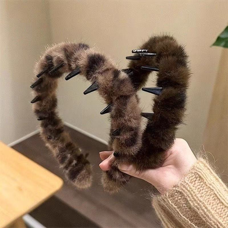 One Korean-style trendy leopard print hairband and hair clip in coffee color