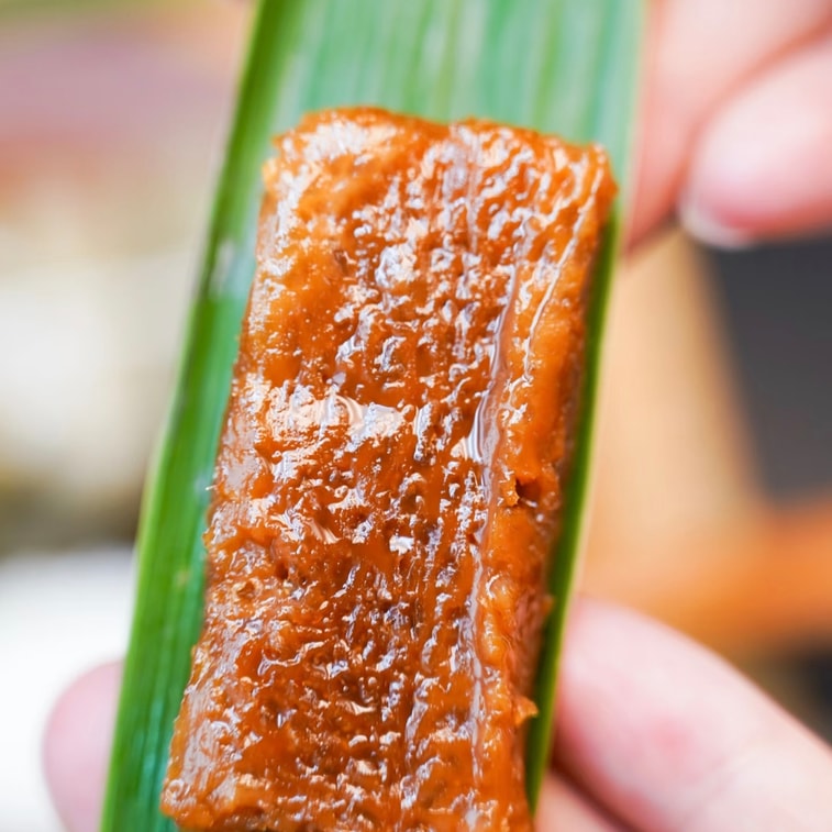 古蜀味道 【年货必备】 竹叶黄粑,源自川南。以竹叶包裹糯米小火慢蒸,竹香沁入米脂,色泽金黄,口感软糯温润。可蒸可煎,从便捷早餐、户外轻食到特色手信,适配多元场景,是自带谷物清香的质朴美味。 350g 4