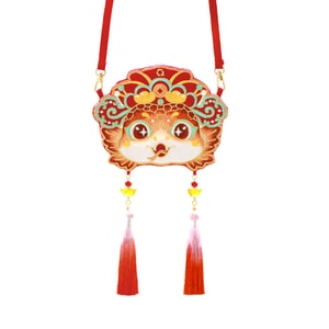 【中国直邮】 上海钱丽 刺绣绣花包 斜跨汉服包 招财 古风香包 汉服配饰 传统礼物 新年礼物 纪念品 中国新年 过年 灵蛇 福蛇 好运蛇-萌蛇贺春 红色 1个*|