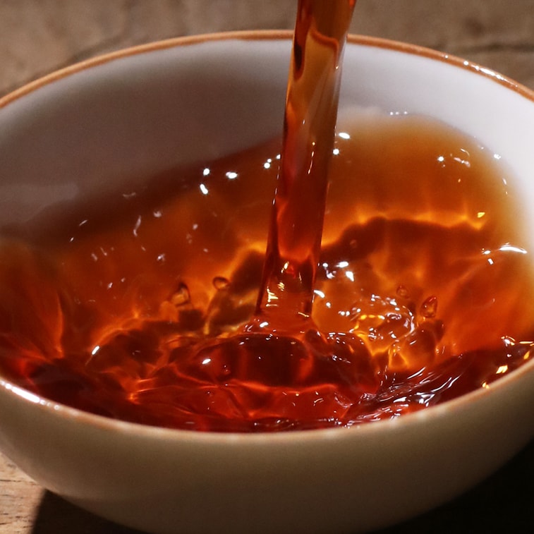 ジュニアシスターのお茶レビュー：シーサンパンナ中核産地の古木から採取した、木質の香りが特徴の熟成プーアル熟茶。伝統的な発酵製法。滑らかな口当たりと豊かな層。100g 4