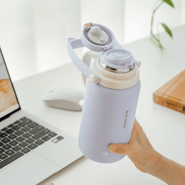 BUYDEEM北鼎 歪頭貓保溫杯 大容量便攜式水壺水杯 泡茶燜茶戶外保溫保冷壺 1050ml 紫色 【背帶顏色隨機發放】S401