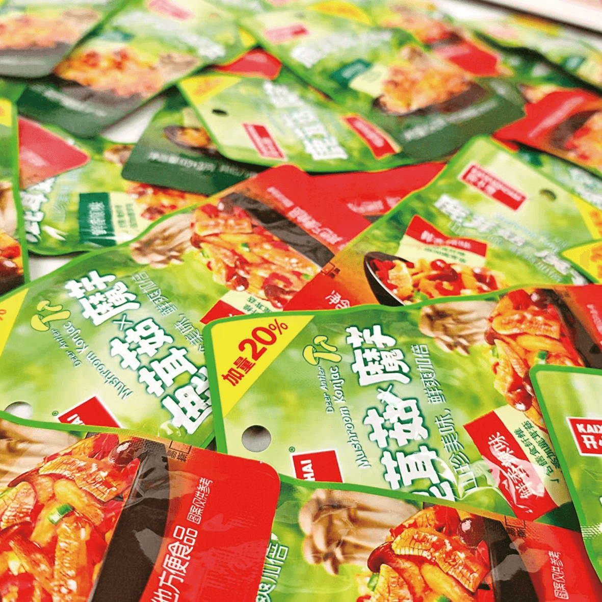 【中国直邮】 开小差 鹿茸菇魔芋辣条童年味道网红休闲小零食香辣味18g*10袋