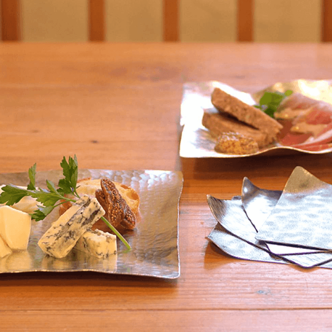日本SHOURYU鈴上 靈活可折疊錫製餐盤西餐盤日餐盤甜點盤 任意改變形狀 阿拉雷花紋 18x18cm M
