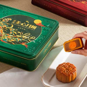 Reduced Sugar Egg Yolk Lotus Seed Paste Mooncake 6 Pieces 19.04 oz