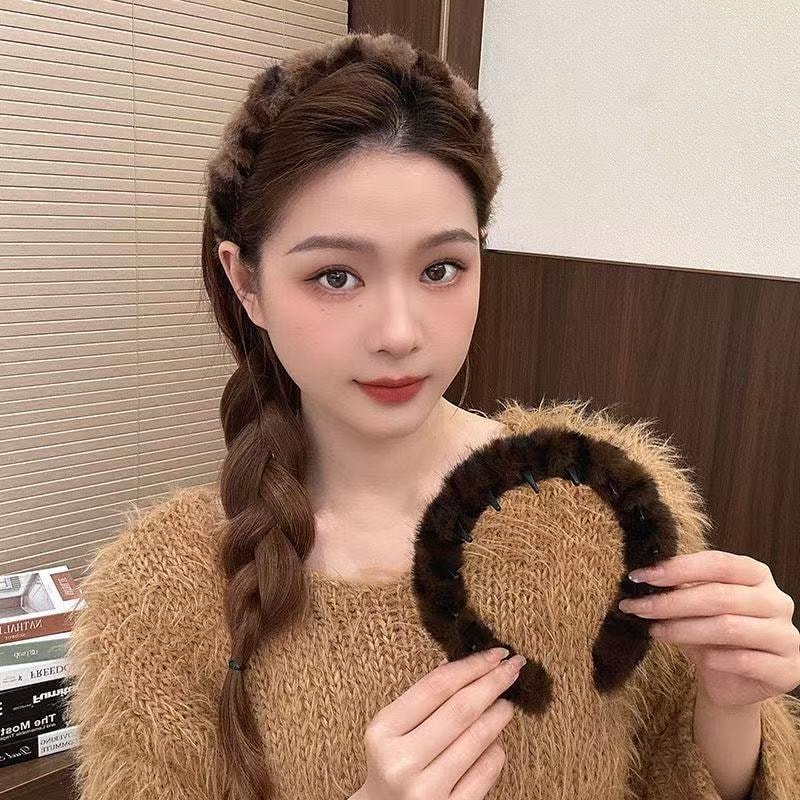 One Korean-style trendy leopard print hairband and hair clip in coffee color