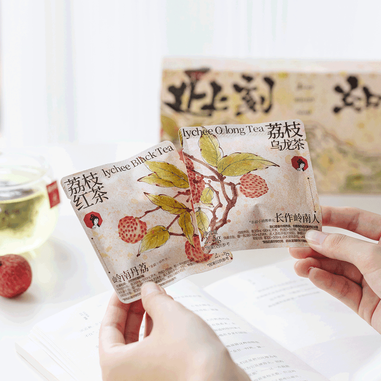 お茶ブランド「茶顔月色」は、いつものお茶をもっと気軽に楽しんでほしいという願いを込めて、水出しティーバッグ「ライチウーロン茶」と「ライチ紅茶」を発売しました。1箱に小袋7個入り、計17.5グラムです。 4