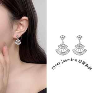 ファンシージャスミンミャオエスニック扇形スタッドピアス（925スターリングシルバー製）。この扇形のシルバーピアスは、エスニック調のジルコン象嵌が施されており、ユニークで洗練された雰囲気を醸し出しています。1ペア。