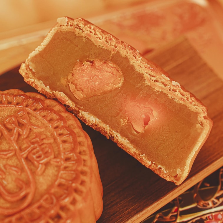 Hong Kong White Lotus Seed Paste Mooncake Gift Box - Double Egg Yolks, 4 Pieces, 26oz,Short Shelf Life 10