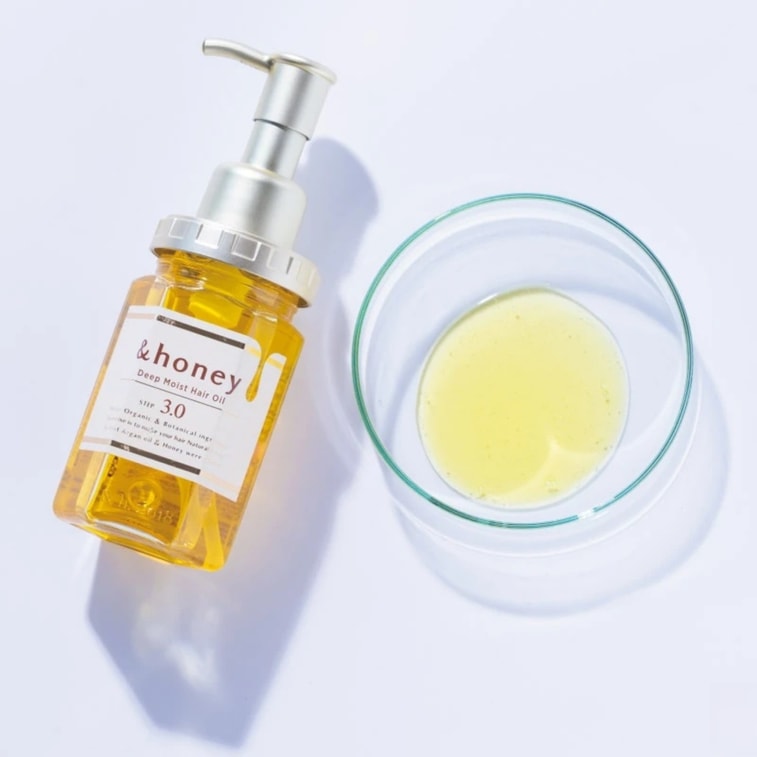 일본 브랜드 &honey Antihako 새해 필수템! 딥 모이스처라이징 리브인 헤어 오일 3.0 100ml. 꿀 성분이 함유된 보습 및 윤기 개선 헤어 오일로, 곱슬거림을 완화하고 건조함을 개선하며, 실리콘 무첨가, 다마스크 로즈 허니 함유. 4