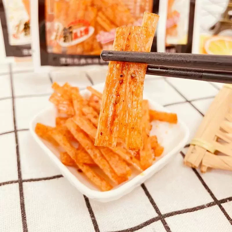 李婆婆 直邮   好老婆辣条童年怀旧小零食辣片辣卷老式辣条调味面制食品 15g*1包