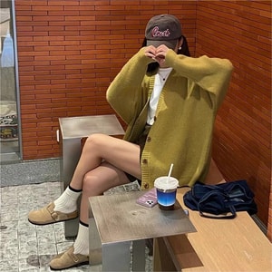 【中国直邮】 奢笛熊 秋冬新款软糯坑条针织开衫外搭慵懒风v领毛衣外套 橄榄色 均码