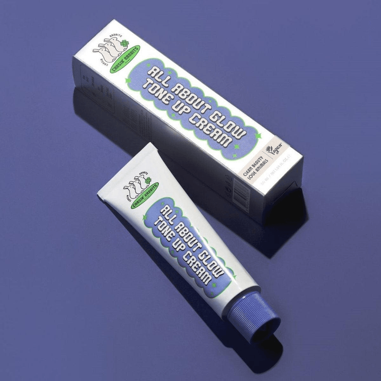 [한국 직배송] 체이신래빗츠 페이스 & 바디 톤업 크림 (비건) 50ml. 즉각적으로 시원하고 화사한 피부톤을 연출해 줍니다. 인위적인 백탁이 아닌 자연스러운 피부 표현이 가능합니다. 메이크업 리무버가 필요 없으며, 방수 및 번짐 방지 효과로 오래 지속됩니다. 자연스러운 피부톤 개선과 항산화 효과까지 선사합니다. 3