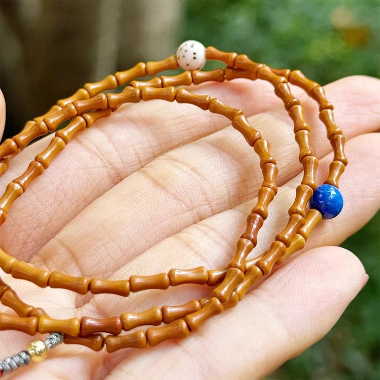 【着実に上昇中】天然オリーブの種入り竹製ブレスレット。青と赤の瑪瑙をあしらった3連マルチジェムストーンブレスレット。モダンな中国風の文化的で芸術的なアクセサリーです。このブレスレットは何度でも着用でき、アレンジも楽しめます。ギフトにも、ご自身用にも最適です。 3