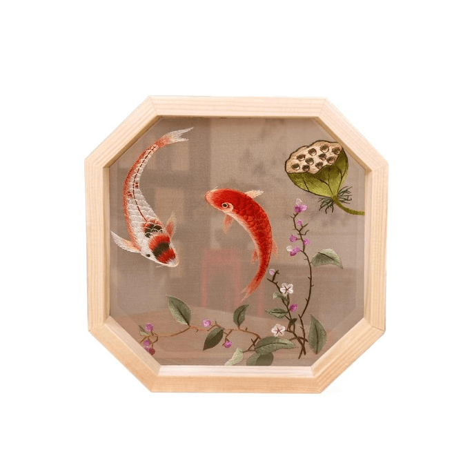 【中国直邮】 全程锦绣 非遗蜀绣 非遗纯手工真丝原木摆件 如鱼得水双面绣 17*17*3.8cm