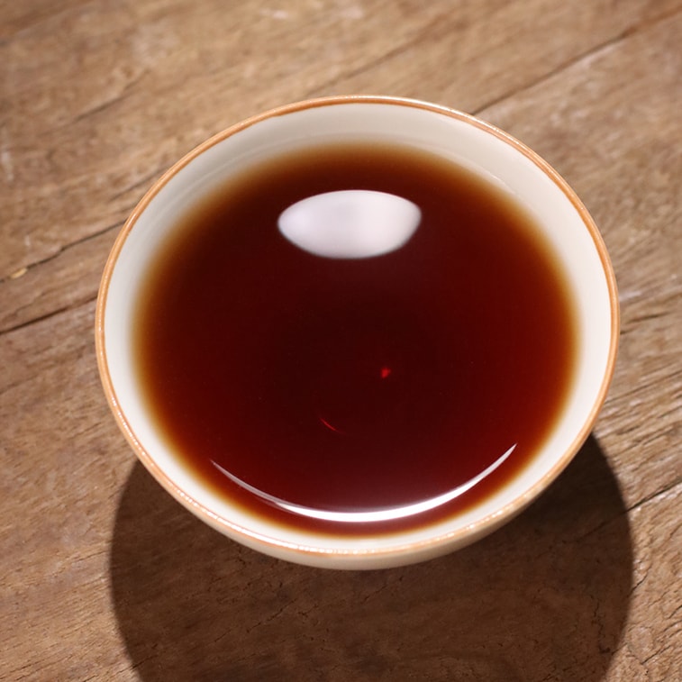 ジュニアシスターのお茶レビュー：シーサンパンナ中核産地の古木から採取した、木質の香りが特徴の熟成プーアル熟茶。伝統的な発酵製法。滑らかな口当たりと豊かな層。100g 5