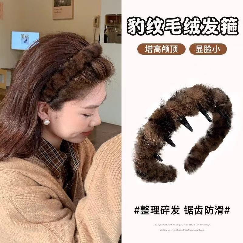 One Korean-style trendy leopard print hairband and hair clip in coffee color