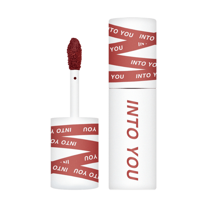 The female protagonist has matte matte matte lip gloss lip and cheek dual-use red lip mud EM05 light tea apricot color