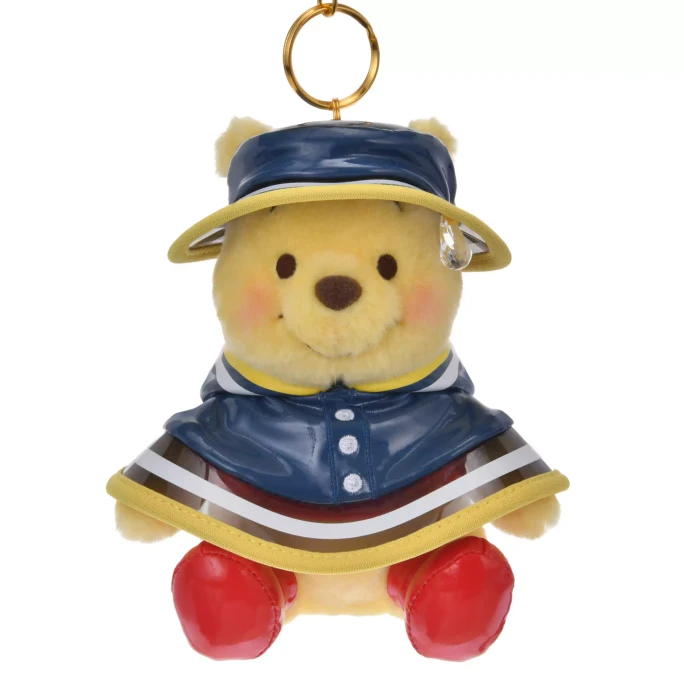 【日本からの直送】DISNEY 東京ディズニーシー 2025 キュートレインコートシリーズ ぬいぐるみペンダント くまのプーさん 14.5×12.5×10cm