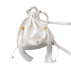 【中国直邮】 HSPM 国风绸缎刺绣流苏包 搭配汉服斜跨汉服包宋代包古风包 白色织带绸缎汉服包 F 1 个