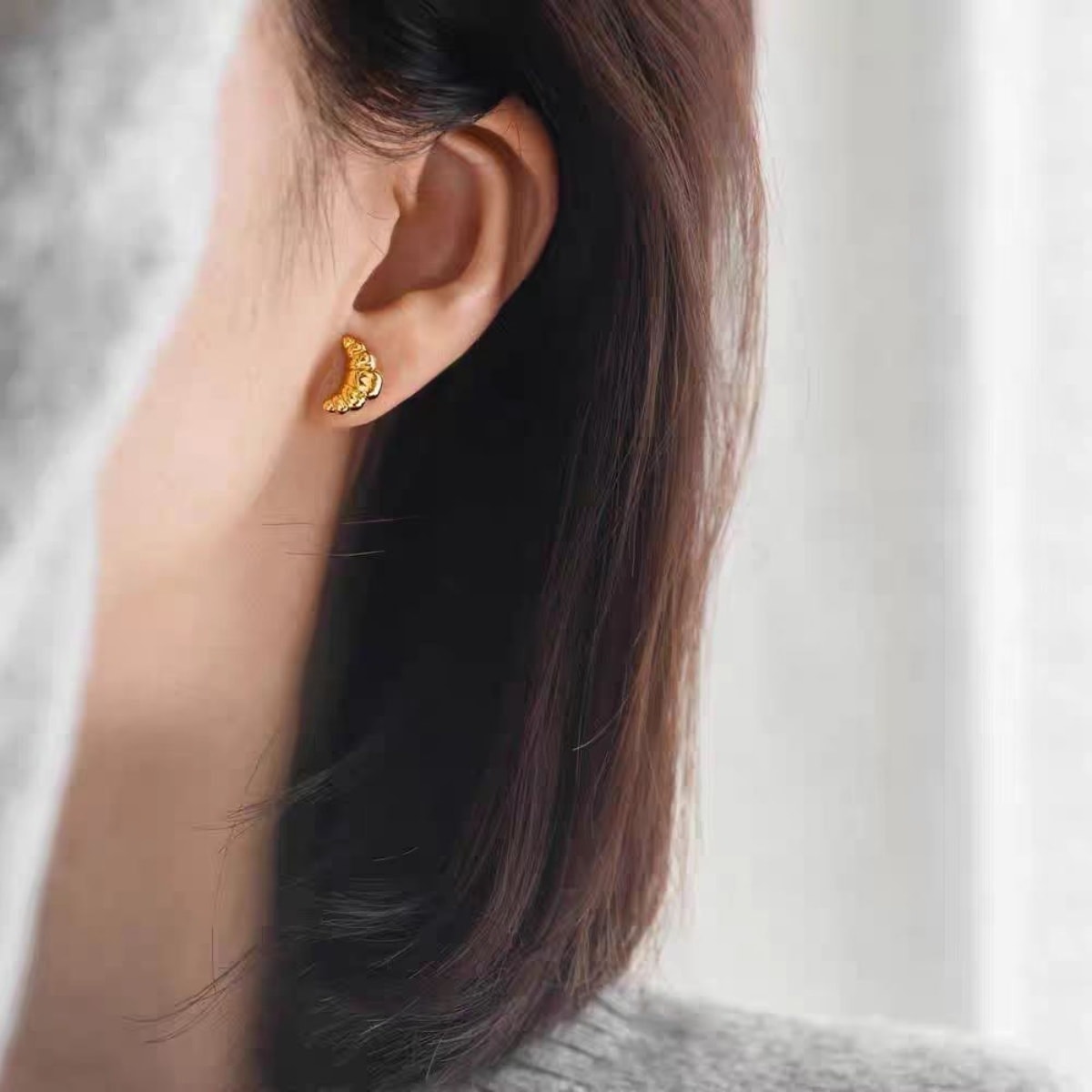 Fancy Jasmine 小红书爆款🔥 法式金属可颂 牛角包🥐金色耳钉  1对  金色高级感 日常百搭 【附赠Facny Jasmine高端抽拉悬浮首饰盒】