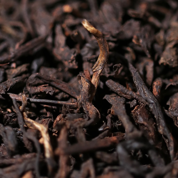 ジュニアシスターのお茶レビュー：シーサンパンナ中核産地の古木から採取した、木質の香りが特徴の熟成プーアル熟茶。伝統的な発酵製法。滑らかな口当たりと豊かな層。100g 3