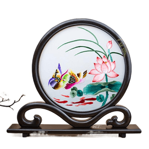 【中国直邮】 全程锦绣 手工双面苏绣摆饰 鸡翅木底座居家摆饰 鸳鸯 26*29cm