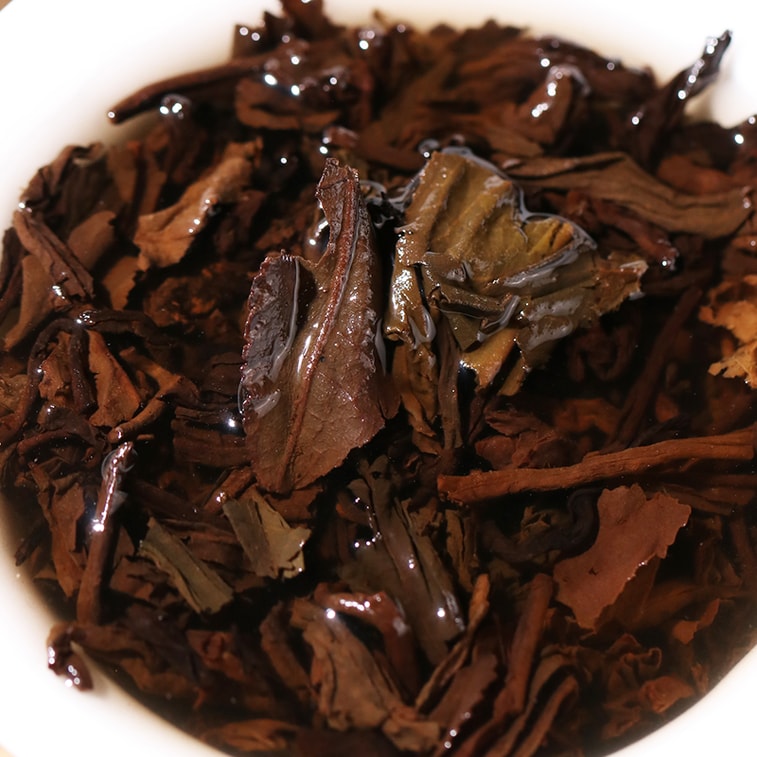 ジュニアシスターのお茶レビュー：シーサンパンナ中核産地の古木から採取した、木質の香りが特徴の熟成プーアル熟茶。伝統的な発酵製法。滑らかな口当たりと豊かな層。100g 6