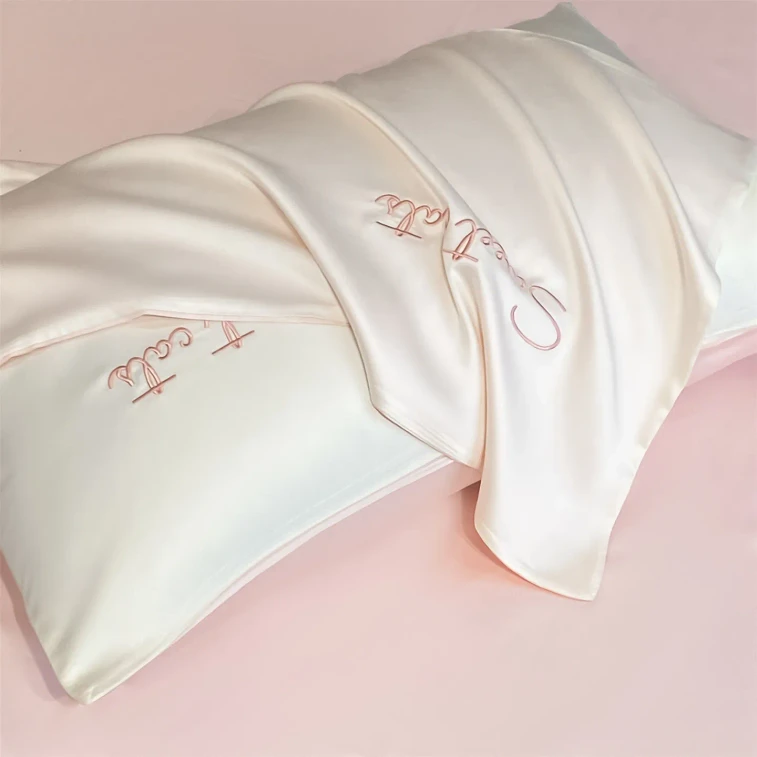 【Hong Kong Direct Mail】 Japanese SANRIO Hello Kitty Milkshake White + Cream Pink Ice Silk Summer Quilt Four-piece Set 180*220cm Comfortable Breathable Washes Well Without Clumping 4