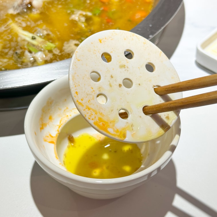 Ceramic Hot Pot Oil-Draining Bowl   Double Layer Soup Filtering Bowl Steaming Bowl (Microwave-Safe) – Small, White 1pc 4