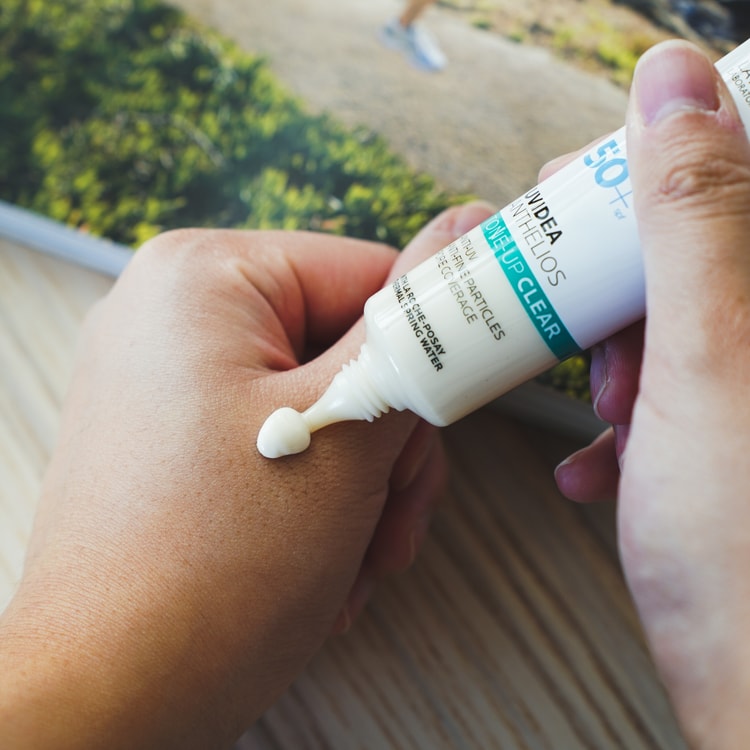 LA ROCHE-POSAY UVIDEA ANTHELIOS Tone - Up Clear Anti - UV Anti
