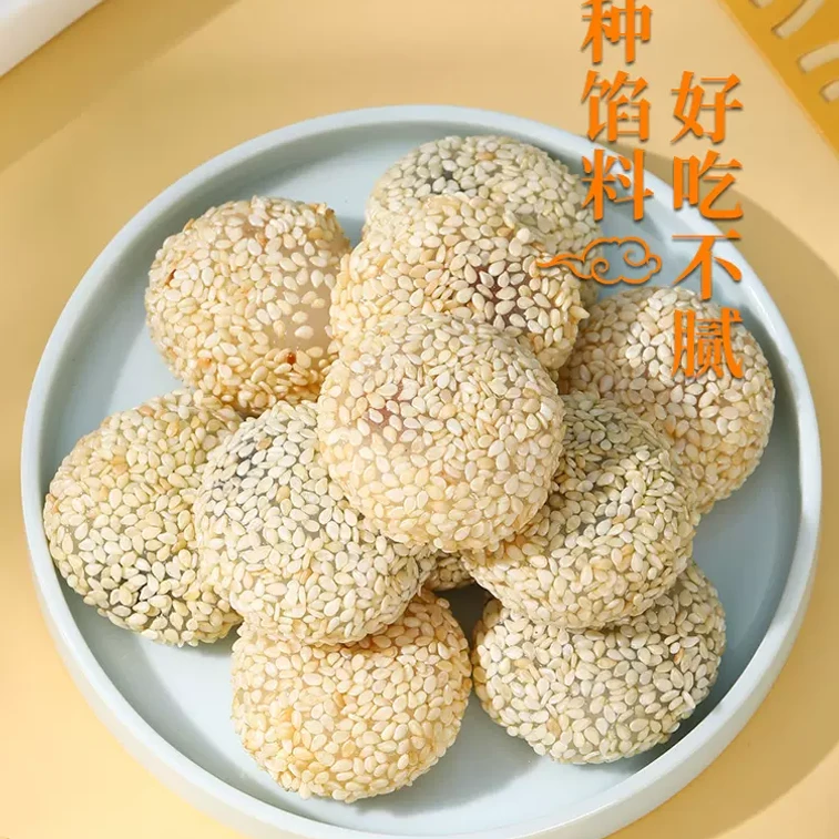 北京の伝統菓子「玉子圓」では、ゴマ団子（ピーナッツ、タロイモ、黒ゴマ、小豆）を販売しています。様々なフレーバーをご用意しており、1袋に4個入り（115g）。賞味期限は短く、揚げていません。 6