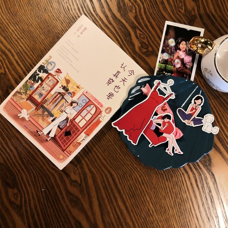 With more than 10 million readers fashion blogger Li Becca has published a book 4